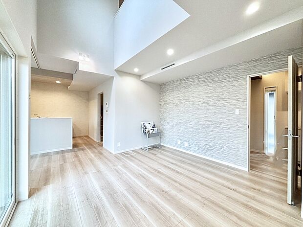 明るい陽光が注ぎ、寛ぎの雰囲気に満たされるリビング・ダイニング。