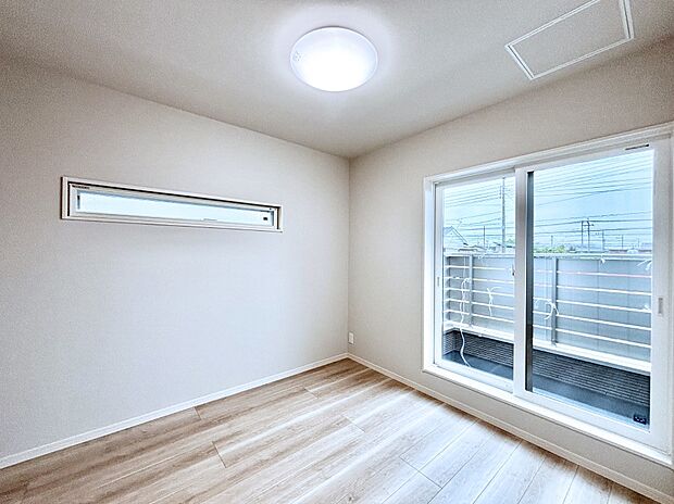 明るいバルコニーサイドに洋室を設置。目覚めの良い寝室に。 