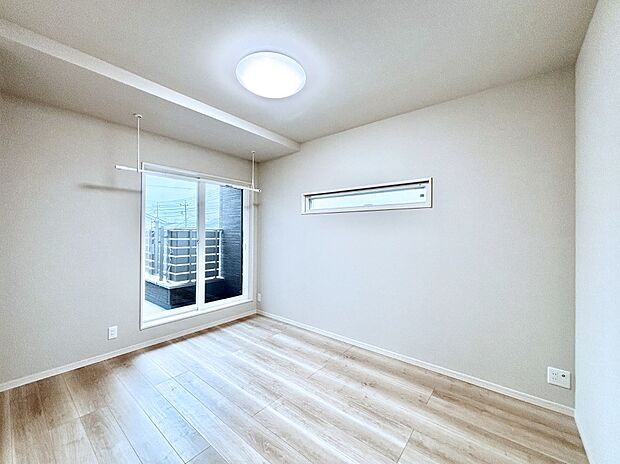 バルコニーが開放感をプラスしてくれる洋室    