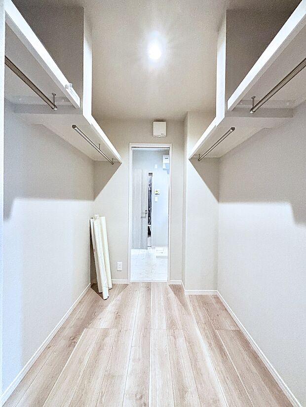 洋室のクローゼット。奥行きがあるので厚手の衣類もすっきり収まります。