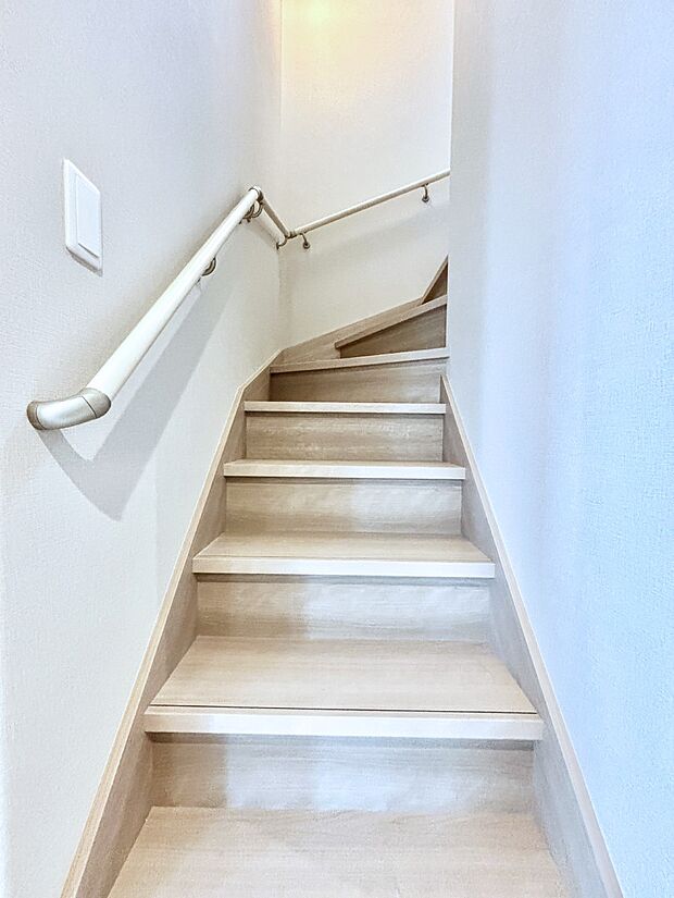 安全性を考慮し階段には手すりを設置しています