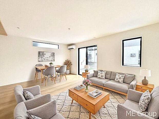 ご家族の賑やかな話し声で包まれる明るいリビング  ※家具はCGです