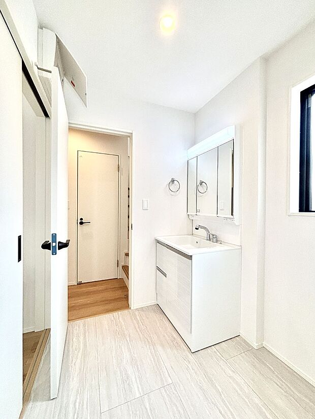 明るい洗面所は毎朝の身支度も楽しくできちゃいそうです。