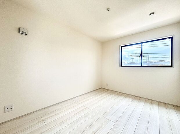 窓からのやさしい光が心地よいプライベートルーム  