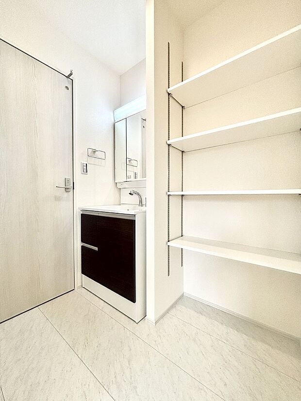 大きく見やすい三面鏡で清潔感ある洗面台は、身だしなみチェックや肌のお手入れにおすすめです。 