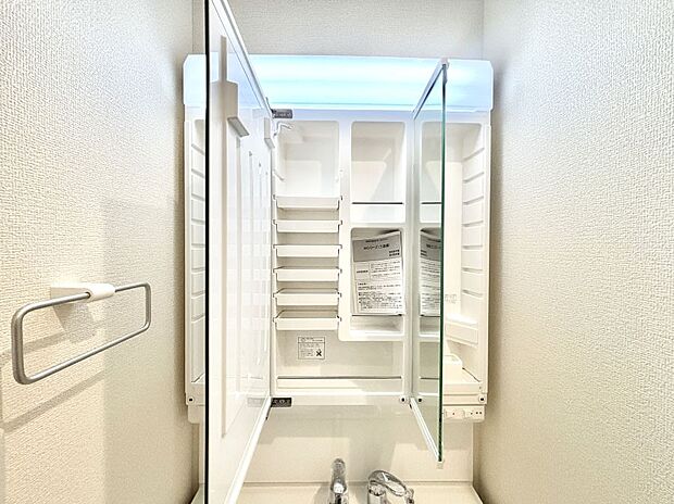 三面鏡の裏に、化粧品や衛生用品などを収納可能。洗面台をすっきりと保ちます！