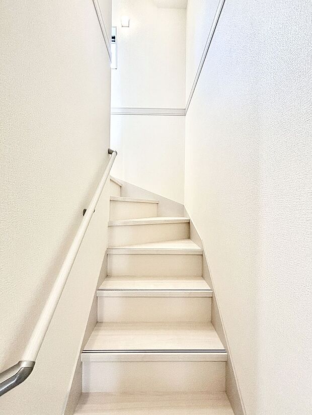 階段は手すり付きなので小さなお子さまやご高齢の方も安心です  