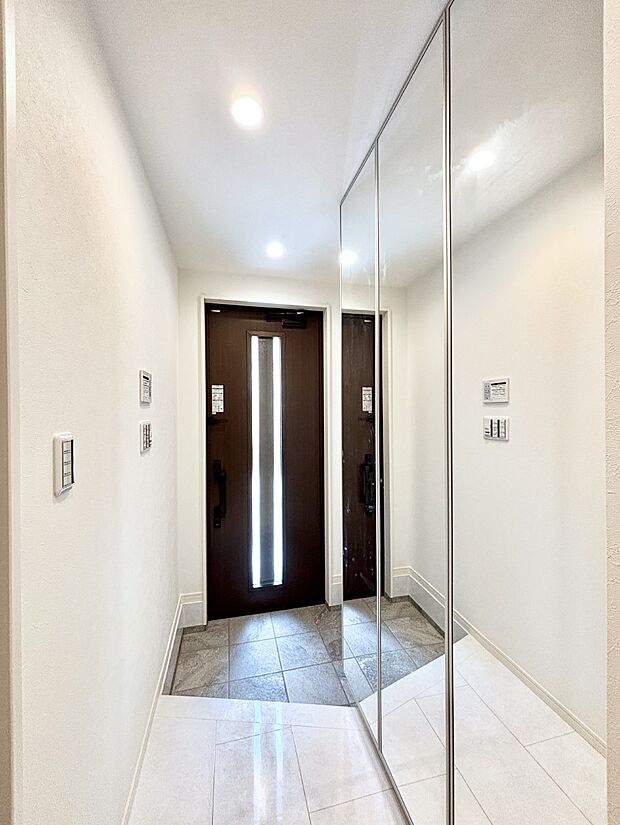 ミラー付きシューズボックスはお出かけ前の身だしなみチェックに便利