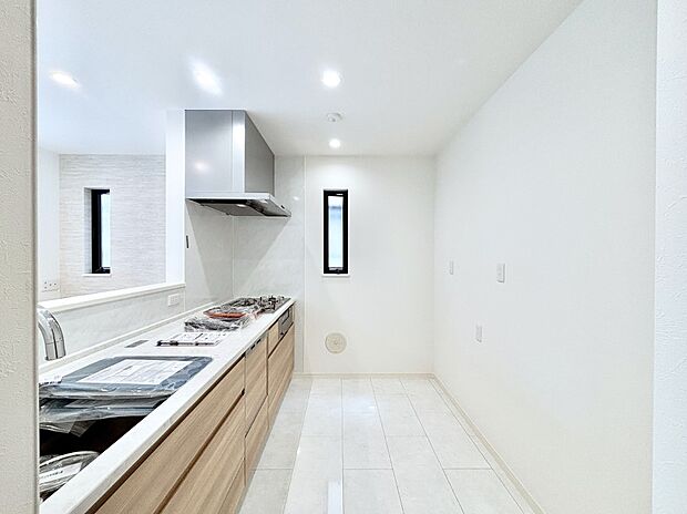 爽やかな風が通り抜けるキッチン。窓があるので明るく換気にも役立ちます。