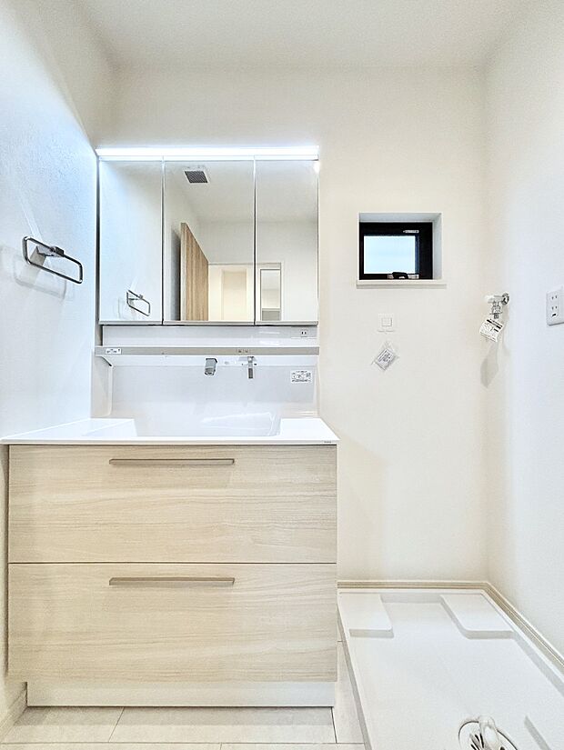 大きく見やすい三面鏡で清潔感ある洗面台は、身だしなみチェックや肌のお手入れにおすすめです。