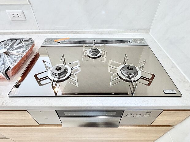 ガスコンロはSiセンサー搭載。火力調節や焦げ付き・消し忘れも防いでくれます。