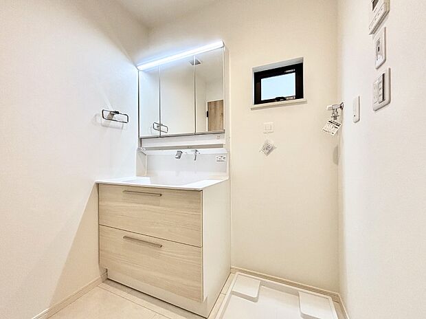 清潔感のある快適空間です。毎日の身支度も気持ち良くお使い頂けます。