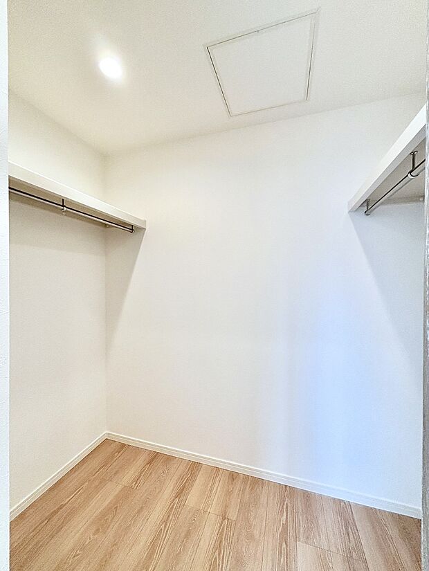 ウォークインクローゼット付きで生活空間を広く利用できます。