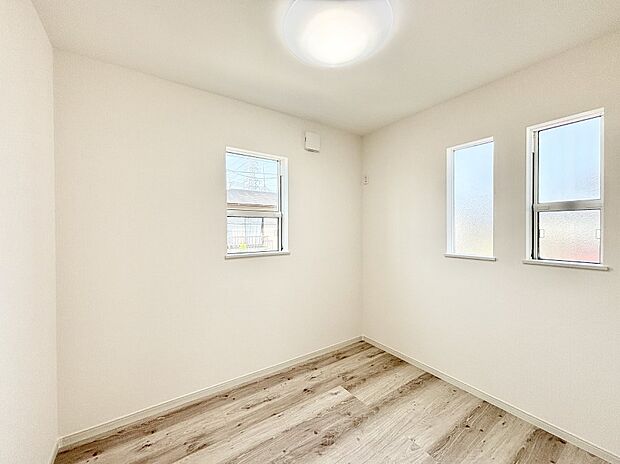 窓からのやさしい光が心地よいプライベートルーム