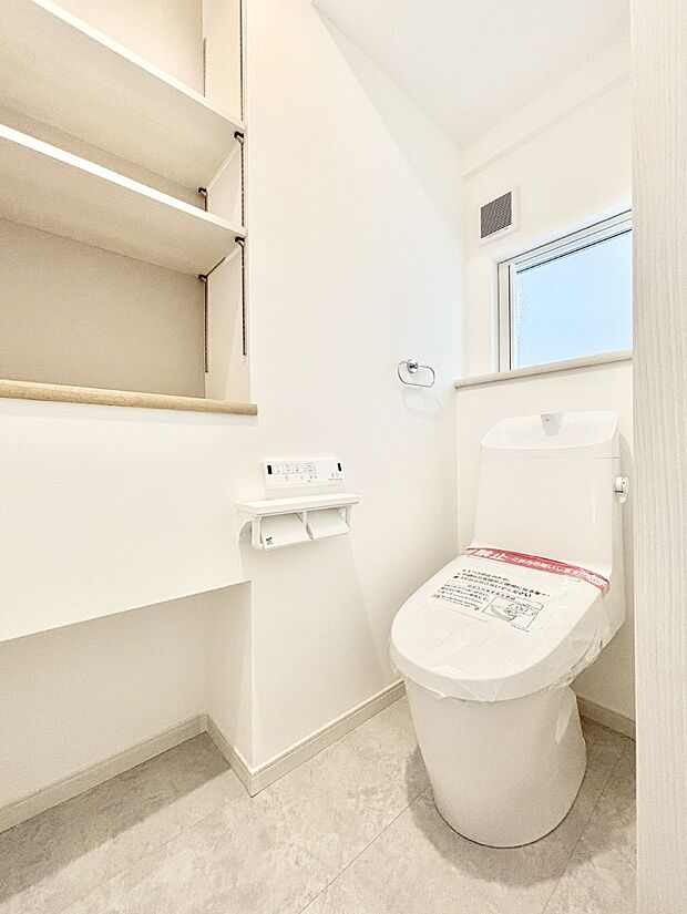 明るく清潔感のあるトイレです。 