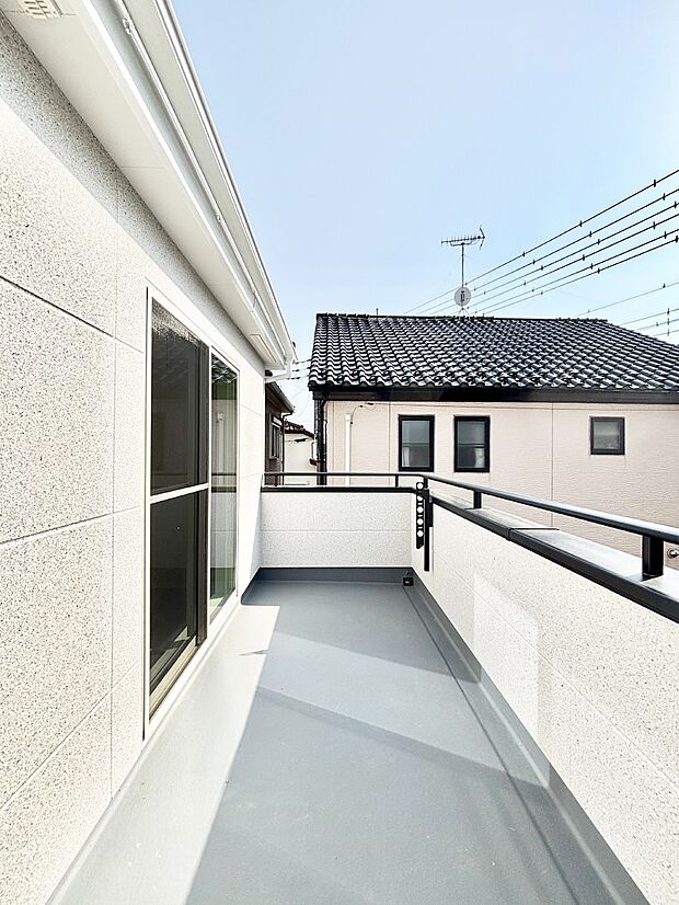 ゆったりバルコニーだから沢山お洗濯ものを干せます。