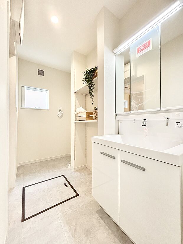 洗面所はゆとりのあるスペースで、身支度や入浴後のスキンケアも心に余裕をもってできそうです。  