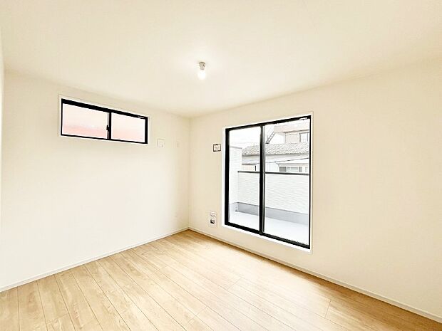 バルコニーが開放感をプラスしてくれる洋室