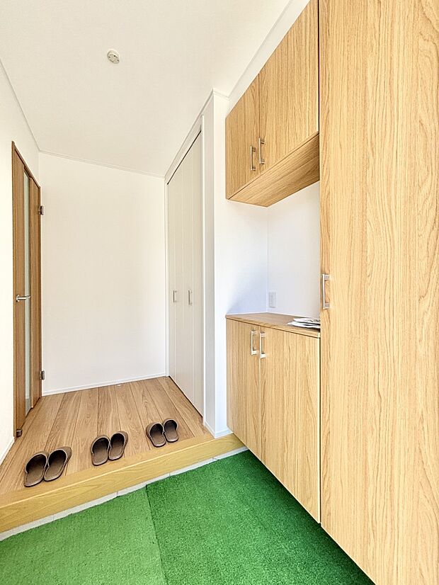 明るい玄関はお客様をお出迎えするのにぴったりです！ 