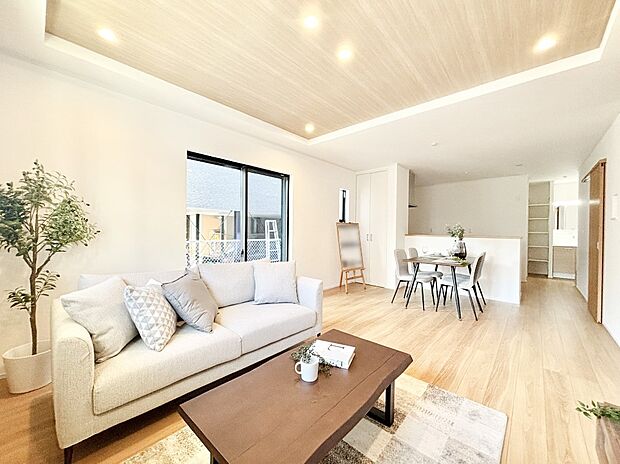 ご家族の賑やかな話し声で包まれる明るいリビング