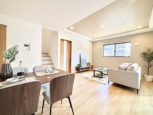 内装「ただいま」「おかえり」家族とのコミュニケーションが深まるリビングイン階段。 