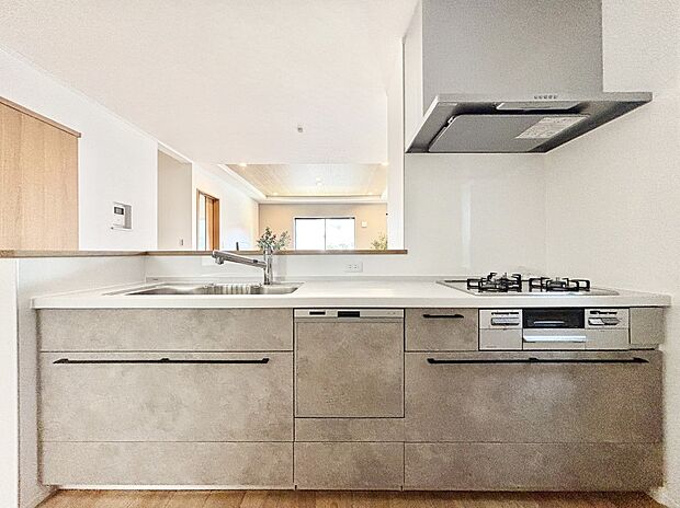 リビングを見渡せる人気のカウンターキッチン。 家族を見守りながら家事をすることができます。