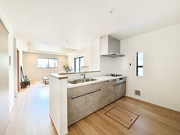 爽やかな風が通り抜けるキッチン。窓があるので明るく換気にも役立ちます。