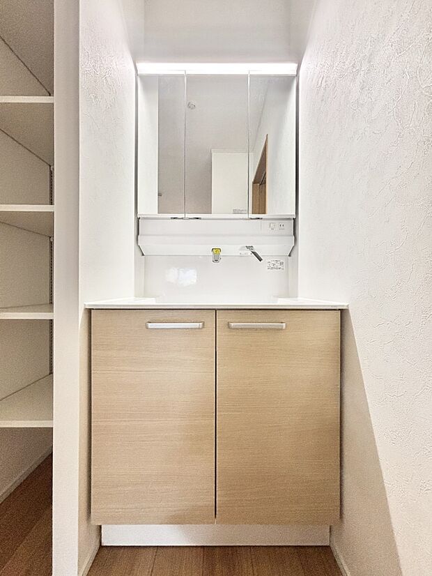 大きく見やすい三面鏡で清潔感ある洗面台は、身だしなみチェックや肌のお手入れにおすすめです。 