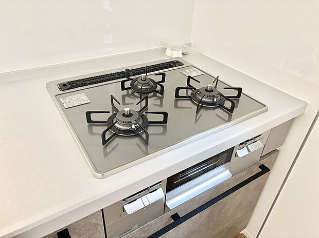 ガスコンロはSiセンサー搭載。火力調節や焦げ付き・消し忘れも防いでくれます。