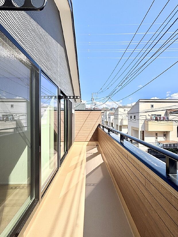 2部屋にまたがるバルコニー。晴れた日には洗濯物も気持ちよく干せそうですね。