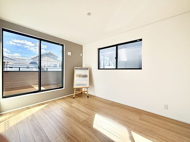 明るいバルコニーサイドに洋室を設置。アクセントクロスが上質な空間を演出！