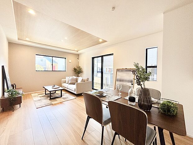 日当たりの良いリビング。お気に入りのグリーンを飾れば更に心地よさがアップ！