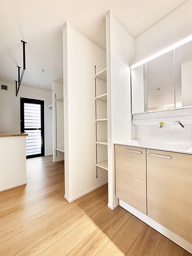 洗面所奥には可動棚・カウンター・勝手口付きのユーティリティスペース。家事コーナーとして便利です。