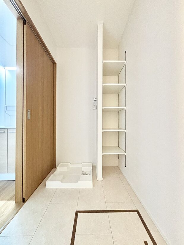 洗面台スペースと洗濯機置き場はそれぞれ独立。ご家族が入浴中でも洗面台をご利用できます。