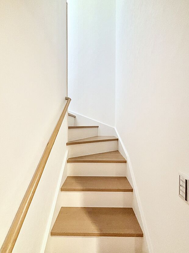 安全性を考慮し階段には手すりを設置しています