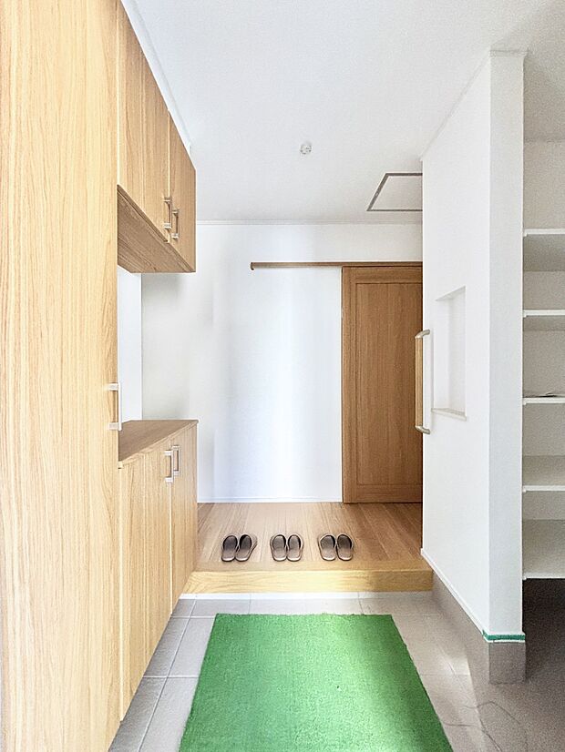 明るい玄関はお客様をお出迎えするのにぴったりです！ 