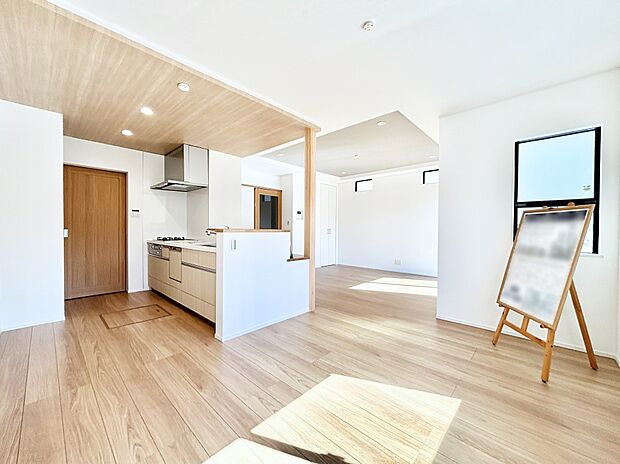 ナチュラルテイストの優しく柔らかい色使いのフローリングが素敵なリビングですね。