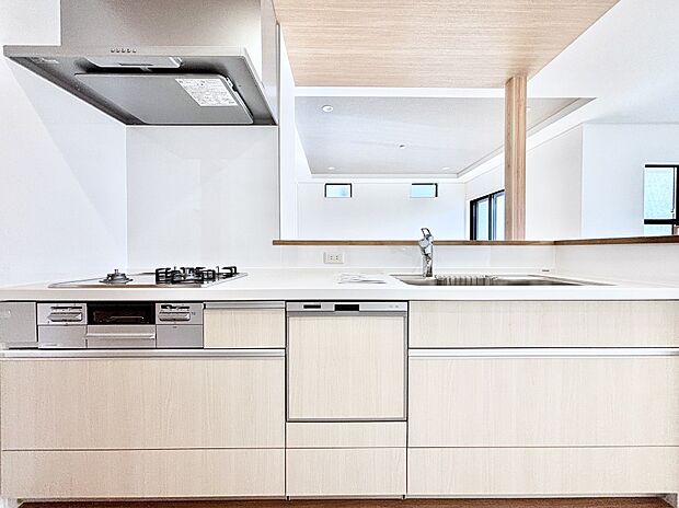 リビングを見渡せる人気のカウンターキッチン。 家族を見守りながら家事をすることができます。