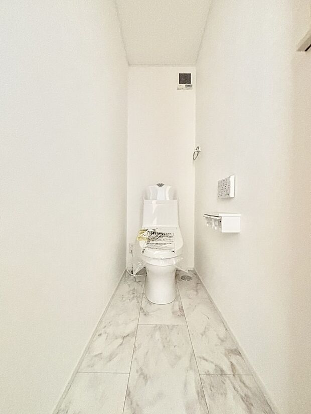 トイレは1階と2階それぞれに配置されていてとても便利です。温水洗浄機能付きです。   