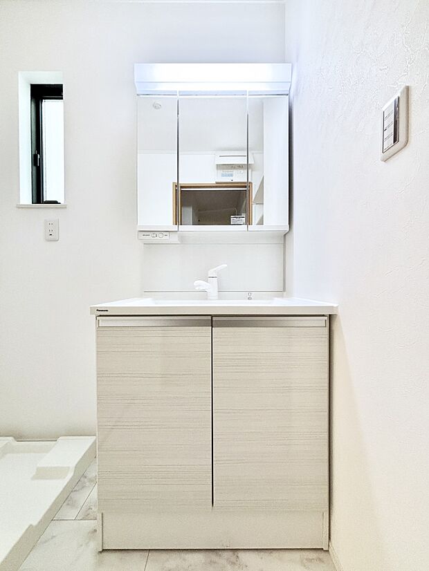 大きく見やすい三面鏡で清潔感ある洗面台は、身だしなみチェックや肌のお手入れにおすすめです。 