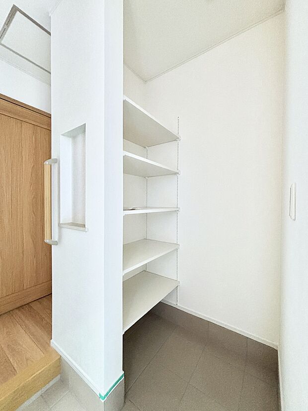 高さを調節できる可動棚付きのシューズインクローク。雨具やベビーカーも置けます。 