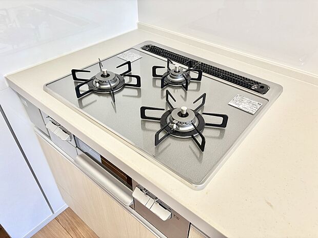 ガスコンロはＳｉセンサー搭載。火力調節や焦げ付き・消し忘れも防いでくれます。