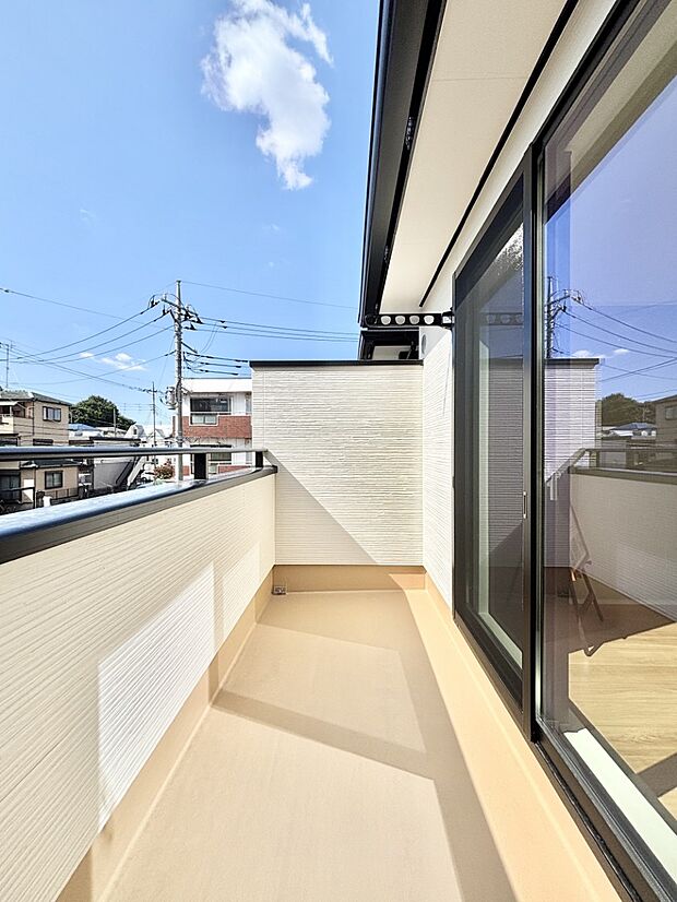 南向きのバルコニー！ご家族の洗濯物はもちろん、お布団もたっぷり干せます！