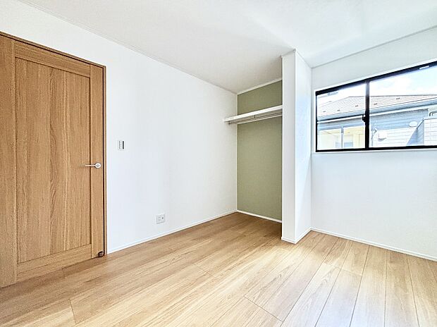 オープンクローゼットの明るいクロスがアクセントになっています。