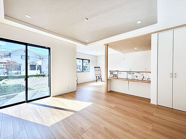 大きな窓からたっぷりの陽光と風を感じられるリビング  