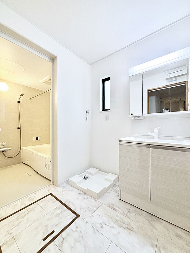 小窓がついているので湿気の多い場所でも換気が十分行えます。毎日の身支度を気持ち良く！