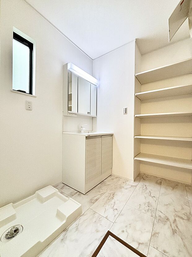 たっぷり収納できる可動棚付きランドリースペース