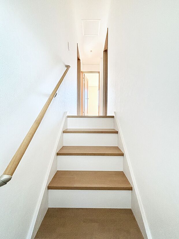 安全性を考慮し階段には手すりを設置しています