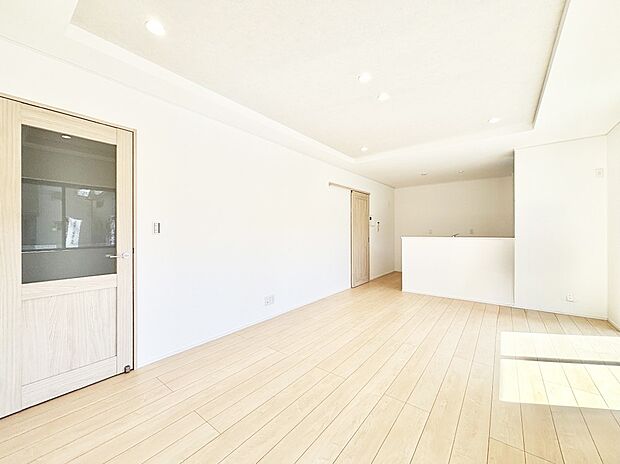 ご家族の賑やかな話し声で包まれる明るいリビング