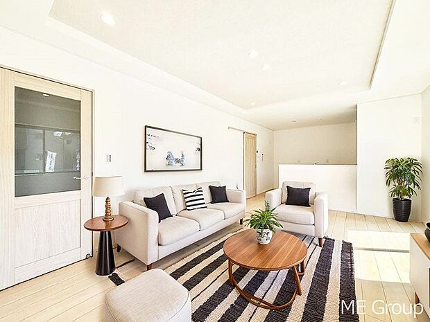 落ち着いた雰囲気のLDKは家族みんなの快適空間※家具はCGです